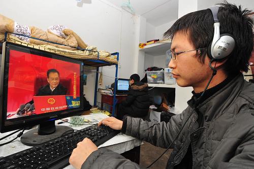 2月27日,華中科技大學研一學生吳剛在宿舍里通過互聯(lián)網(wǎng)收看溫家寶總理接受中國政府網(wǎng)、新華網(wǎng)聯(lián)合專訪直播視頻。新華社記者 程敏 攝
