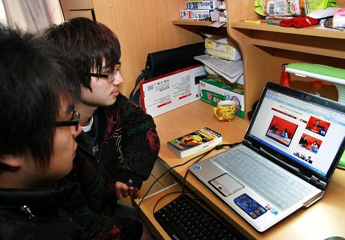 2月27日,上海應用技術(shù)學院化學與環(huán)境工程學院的學生們通過互聯(lián)網(wǎng)觀看溫家寶總理接受中國政府網(wǎng)、新華網(wǎng)聯(lián)合專訪直播報道。新華社記者 劉穎 攝