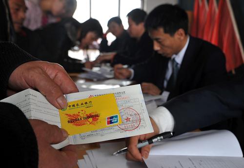 3月18日,農(nóng)行新疆兵團(tuán)分行的工作人員正在為新疆生產(chǎn)建設(shè)兵團(tuán)芳草湖農(nóng)場(chǎng)的職工辦理小額貸款。隨著天氣轉(zhuǎn)暖,為滿足農(nóng)戶春耕備耕所需資金要求,農(nóng)行新疆兵團(tuán)分行以惠農(nóng)卡為載體的農(nóng)戶小額貸款發(fā)放工作順利進(jìn)行。18到60歲的農(nóng)場(chǎng)職工只需要憑借土地承包合同,通過(guò)多戶聯(lián)保的方式就可以取得3千至5萬(wàn)元的貸款信用額度。截至3月18日,已投放春耕備耕支農(nóng)貸款18.7億元,同比增加3億多元,累計(jì)發(fā)放惠農(nóng)卡30多萬(wàn)張。新華社發(fā)(江文耀 攝)