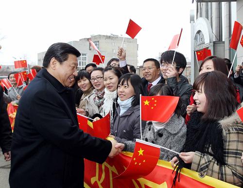 這是當(dāng)?shù)厝A人華僑和留學(xué)生代表在習(xí)近平下榻酒店迎接。新華社記者 饒愛民 攝