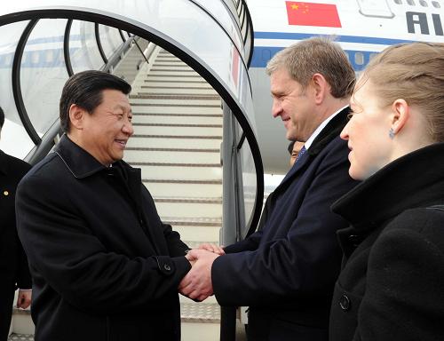 這是俄羅斯濱海邊疆區(qū)行政長官達(dá)爾金到機(jī)場迎接習(xí)近平。新華社記者 饒愛民 攝