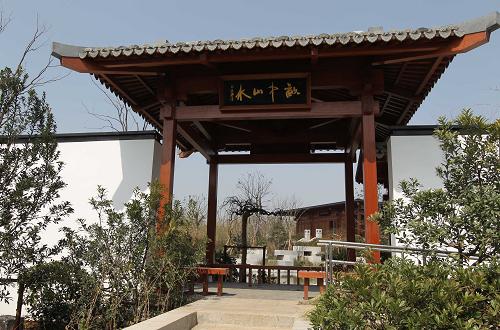 3月19日拍攝的上海世博會(huì)“畝中山水”園林建筑。“畝中山水”位于黃浦江南岸,總面積約2.7公頃。“畝中山水”的設(shè)計(jì)以“畝”為載體,以山水為題,在場(chǎng)地內(nèi)以“畝”為單位放入了9個(gè)主題的中國(guó)園林,再現(xiàn)中國(guó)傳統(tǒng)名園場(chǎng)景。其周邊則以單純的竹林圍合。據(jù)悉這些園林將在世博會(huì)結(jié)束后成為保留作品。新華社記者 任瓏 攝