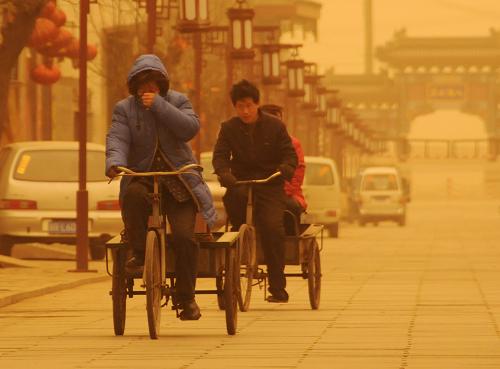 3月20日,在河北霸州市勝芳古鎮(zhèn),行人在大風(fēng)中行進(jìn)。當(dāng)日,受冷空氣影響,河北省大部分地區(qū)出現(xiàn)大風(fēng)沙塵天氣,河北省氣象臺發(fā)布大風(fēng)藍(lán)色預(yù)警信號。新華社記者 鞏志宏 攝
