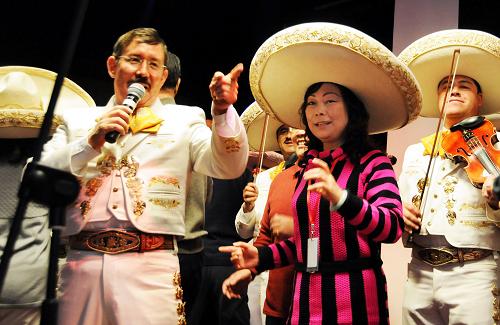 3月20日,來(lái)自墨西哥海軍部表演團(tuán)的藝術(shù)家在上海市石門二路社區(qū)文化活動(dòng)中心與社區(qū)居民聯(lián)歡。新華社發(fā)(張金橋 攝)