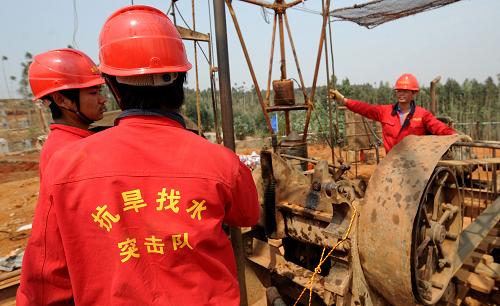 幾名抗旱找水突擊隊(duì)員在云南省紅河哈尼族彝族自治州彌勒縣虹溪鎮(zhèn)打井,幫助解決當(dāng)?shù)厝罕姷娘嬎畣栴}(3月19日攝)。近期,云南省遭遇嚴(yán)重旱情,云南各地多種措施并舉全力抗旱,在保障城鄉(xiāng)供水和人畜飲水安全同時(shí),抓好小春生產(chǎn)和田間管理,及時(shí)調(diào)整種植結(jié)構(gòu),努力開辟抗旱水源的挖潛增蓄,切實(shí)加強(qiáng)用水管理。在云南省紅河哈尼族彝族自治州彌勒縣,持續(xù)近半年的干旱天氣近日繼續(xù)加劇,全縣已有109個(gè)壩塘干涸,村寨中的120個(gè)蓄水池蓄水告罄,村民灌溉及人畜用水告急,各級黨委政府全力采取措施抗旱保民生、保生產(chǎn)。新華社記者 藺以光 攝