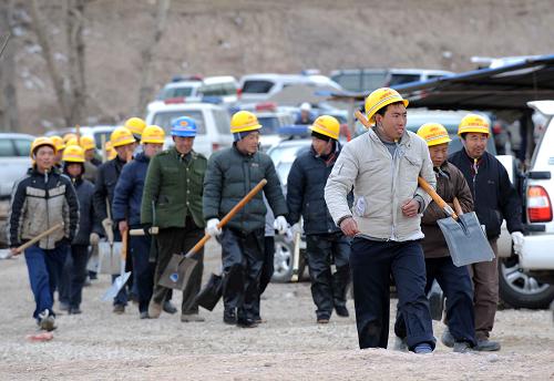 3月20日,搶險工人步入鐵路隧道塌方現(xiàn)場。當日,記者從內蒙古自治區(qū)新旗下營鐵路隧道塌方事故現(xiàn)場搶險救援指揮部獲悉,3月20日12時26分左右,一臺履帶式潛孔鉆在鉆深達到27米后,與塌方土石后面的隧道空間成功貫通。目前,搶險救援人員已開始通過這一鉆孔,向隧道內部送風,并決定適時通過管道向里面輸送水、牛奶等飲食。3月19日14時35分許,位于內蒙古卓資縣境內、正在建設的新旗下營鐵路隧道發(fā)生塌方事故。據事故現(xiàn)場搶險救援指揮部核實,有10名作業(yè)工人被困。新華社記者 張領 攝