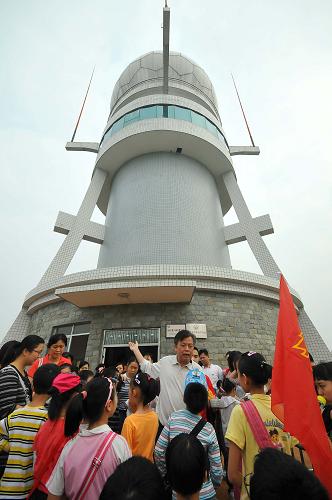 3月21日,梧州氣象局工作人員向參加氣象開(kāi)放日的市民介紹多普勒氣象雷達(dá)。新華社發(fā)(何鎏 攝)