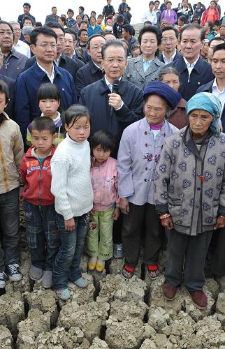 4月3日,溫家寶在興義市晏家灣水庫干裂的庫底慰問聞訊而來的群眾。新華社記者 李學(xué)仁 攝