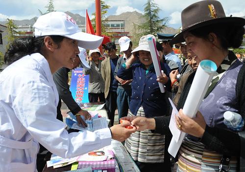 5月4日,西藏區(qū)直機(jī)關(guān)青年志愿者在為群眾進(jìn)行計(jì)劃生育宣傳教育服務(wù)。新華社記者 索朗羅布 攝