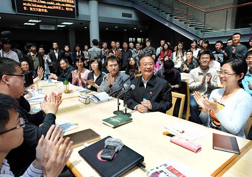 這是溫家寶在北大圖書館與學(xué)生座談。 新華社記者 李濤 攝