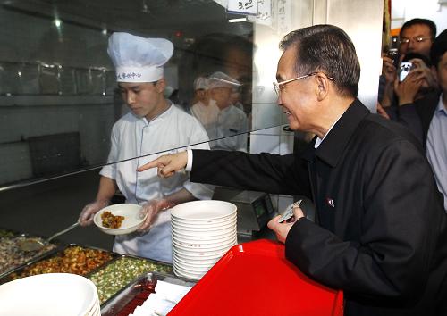 這是溫家寶在北大圖書館與學(xué)生座談。 新華社記者 李濤 攝