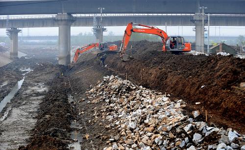 5月5日,郎園引河治理工程建設(shè)者在進(jìn)行河道拓寬清淤施工??偼顿Y1億元的天津北辰區(qū)郎園引河水環(huán)境治理工程在加緊建設(shè)中。此項(xiàng)工程將有效解決行洪排澇和農(nóng)業(yè)灌溉蓄水,并可為沿河地區(qū)提供優(yōu)美的水環(huán)境。據(jù)介紹,今年天津市水務(wù)部門將實(shí)施治理7個(gè)區(qū)縣的16條(段)共110.75公里環(huán)外河道的拓寬、清淤、護(hù)砌和綠化環(huán)境治理工程。新華社記者 劉海峰 攝