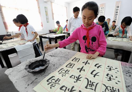 5月6日,幾名學(xué)生在農(nóng)民工子女定點(diǎn)學(xué)校合肥市鋼鐵新村小學(xué)上書(shū)法課。為了讓農(nóng)民工子女在城市就近、免費(fèi)接受義務(wù)教育,從今年起,安徽省進(jìn)城務(wù)工農(nóng)民子女憑父母務(wù)工證明、暫住證明等相關(guān)證明,就能和城里孩子同樣按“就近劃片”的招生政策就讀,義務(wù)教育階段入學(xué)享受“免試、免費(fèi)”待遇。農(nóng)民工子女城市入學(xué)實(shí)現(xiàn)“零障礙”。新華社記者 劉軍喜 攝