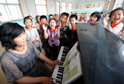 5月6日,農(nóng)民工子女定點(diǎn)學(xué)校合肥市鋼鐵新村小學(xué)學(xué)生在上音樂(lè)課。新華社記者 劉軍喜 攝