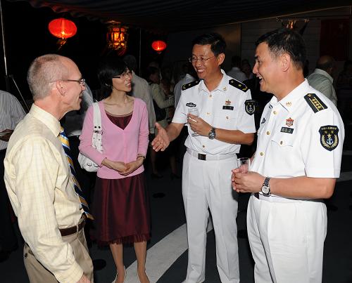 5月5日,在吉布提共和國(guó)吉布提港,中國(guó)海軍第五批護(hù)航編隊(duì)指揮員張文旦(右一)、政委陳儼(右二)在“廣州”艦甲板招待會(huì)上與外賓交談。新華社記者 劉春暉 攝