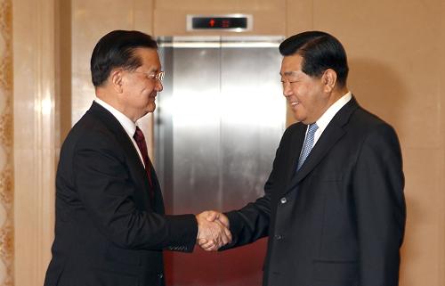 5月7日,中共中央政治局常委、全國政協(xié)主席賈慶林在北京人民大會(huì)堂會(huì)見中國國民黨榮譽(yù)主席連戰(zhàn)和夫人及隨行人員。新華社記者 劉衛(wèi)兵 攝