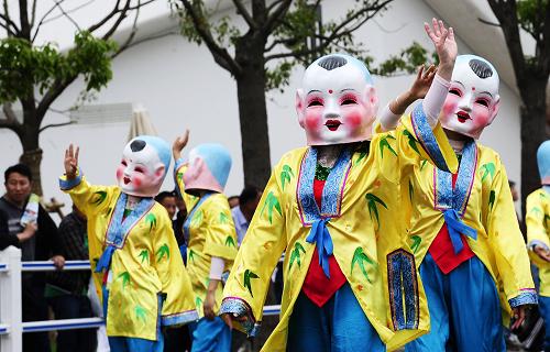 5月13日,演員裝扮成楊柳青年畫(huà)中的“大頭娃娃”向游客致意。新華社記者 任勇 攝