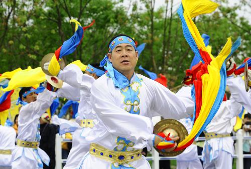5月13日,巡游演員在表演上下翻飛的飛镲。新華社記者 任勇 攝