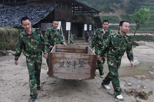 5月15日,湖南省新化縣文田鎮(zhèn)民兵應(yīng)急分隊隊員幫助芭蕉山村群眾清理被洪水沖走的財產(chǎn)。 新華社發(fā)(郭國權(quán) 攝)