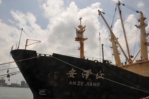 這是5月18日拍攝的??坑谀崛绽麃喞魉拱⑴僚粮鄣?#8220;安澤江”號(hào)貨輪。新華社記者 曹凱 攝