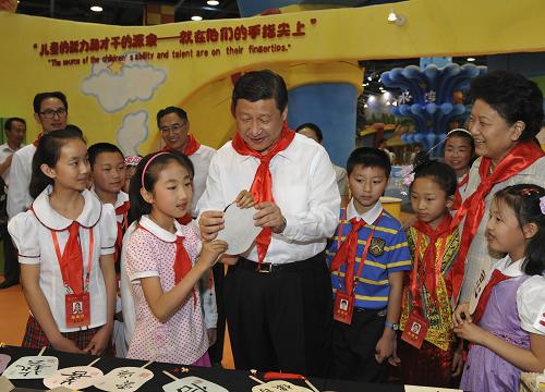 5月31日,中共中央政治局常委、中央書記處書記、國(guó)家副主席習(xí)近平在中國(guó)科技館新館同出席即將在京召開的中國(guó)少年先鋒隊(duì)第六次全國(guó)代表大會(huì)的全體小代表和部分中外少年兒童一起參加“體驗(yàn)科學(xué)、快樂成長(zhǎng)”活動(dòng)。新華社記者 李學(xué)仁 攝