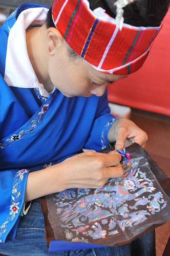 6月12日,苗族手工藝者在現(xiàn)場表演刺繡。當日,貴州2010年“文化遺產(chǎn)日”系列活動在貴州省博物館正式啟動。啟動儀式上,省博物館以民間傳統(tǒng)工藝表演、文物鑒賞活動、少數(shù)民族文藝演出等多種方式宣傳文化遺產(chǎn)保護,吸引眾多市民觀看。新華社記者 歐東衢 攝