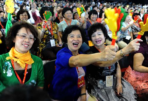 6月19日,來(lái)自臺(tái)灣的婦女代表在開幕式上。新華社記者 張國(guó)俊 攝