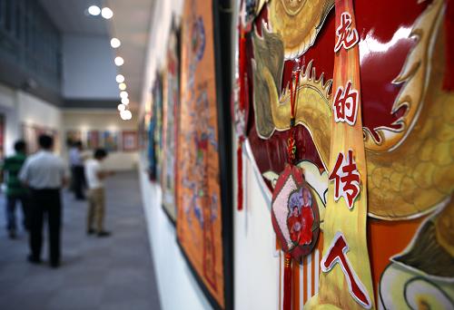 7月3日,參觀者在觀看兩岸青少年制作的族譜。當(dāng)日,由臺(tái)北市文獻(xiàn)委員會(huì)、福州市教育學(xué)會(huì)和臺(tái)灣“中華基金會(huì)”聯(lián)合主辦的“傳家傳情·2010兩岸城市青少年創(chuàng)意族譜聯(lián)展”在臺(tái)北孫中山先生紀(jì)念館開幕。在“創(chuàng)意族譜”比賽活動(dòng)中獲獎(jiǎng)的42件福州市學(xué)生的作品和57件臺(tái)北市學(xué)生作品,用平面、立體等不同方式,通過圖畫或拼圖等各種創(chuàng)意呈現(xiàn)自己家族的故事。新華社記者 費(fèi)茂華 攝