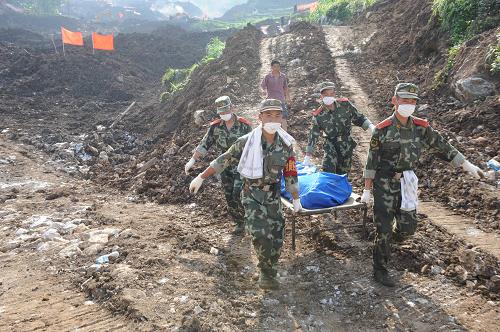 7月3日,戰(zhàn)士將一具遺體從救援現(xiàn)場抬出。關(guān)嶺“6·28”特大地質(zhì)災(zāi)害發(fā)生后,經(jīng)過110多個小時的緊張搜救,目前現(xiàn)場救援工作已進(jìn)入攻堅階段。截至3日12時,救援現(xiàn)場已找到26具遇難者遺體,失蹤人員中仍有73人下落不明。當(dāng)日救援現(xiàn)場氣溫超過35攝氏度,解放軍、武警、消防官兵以及醫(yī)務(wù)和疾控等救援人員還在按計劃進(jìn)行緊張搜救,大型挖掘機(jī)仍在開展作業(yè)。目前共有12支救援隊伍、700余名救援人員,26臺挖掘機(jī)在現(xiàn)場開展救援清理工作。新華社記者 劉續(xù) 攝