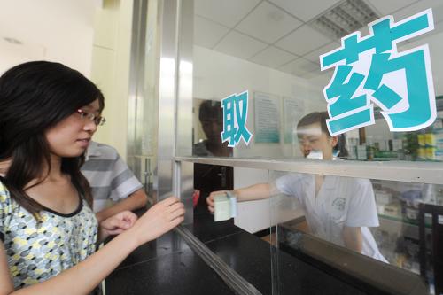 7月3日,一名患者在合肥市雙崗街道社區(qū)衛(wèi)生服務(wù)中心窗口拿藥。近日,安徽省基層醫(yī)藥衛(wèi)生體制改革在安徽全面推開,2010年基層醫(yī)改將覆蓋安徽全省。從2009年12月開始,安徽省在32個縣(市、區(qū))實施基層醫(yī)藥衛(wèi)生體制綜合改革試點。經(jīng)過改革,32個縣(市、區(qū))基層醫(yī)療衛(wèi)生機構(gòu)建立了公益性管理體制和全員聘用的用人制度,并初步建立了兩級績效考核制度和基本藥物制度。據(jù)統(tǒng)計,2010年前5個月,32個試點縣(市、區(qū))次均門診藥品費、次均住院藥品費、次均門診費、次均住院費分別比2009年同期下降31.4% 、24.7%和22%、7.3%。新華社記者 劉軍喜 攝