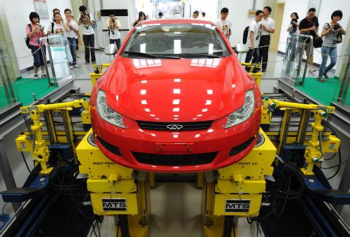 7月3日,一輛轎車在該中心懸架運(yùn)動(dòng)學(xué)及柔順性試驗(yàn)臺(tái)上測(cè)試。當(dāng)日,我國(guó)首個(gè)汽車節(jié)能環(huán)保國(guó)家工程實(shí)驗(yàn)室在安徽蕪湖奇瑞公司正式掛牌,并進(jìn)行了首次兩車碰撞試驗(yàn)。這標(biāo)志著亞洲規(guī)模最大、實(shí)驗(yàn)設(shè)備最先進(jìn)、功能最齊全的汽車技術(shù)試驗(yàn)中心之一的奇瑞汽車試驗(yàn)技術(shù)中心建成并投入使用。該中心規(guī)劃建設(shè)總投資15億元,于2008年3月開(kāi)工建設(shè),已建成包括汽車零部件、整車節(jié)能環(huán)保、整車道路、動(dòng)力總成、被動(dòng)安全(碰撞)、材料、計(jì)量等七大試驗(yàn)室在內(nèi)的汽車試驗(yàn)技術(shù)中心。新華社記者 李健 攝