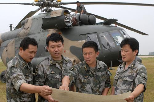 7月3日,機組人員進行起飛前協(xié)同準備。執(zhí)行黑龍江呼中地區(qū)森林撲火救援任務的沈陽軍區(qū)某陸航團2架米-171型直升機,在大興安嶺林火期間共向火場運送撲火器材20萬件,食品、蔬菜、飲用水等給養(yǎng)30余噸,在火場上空建立起一條暢通無阻的運輸線,為撲火戰(zhàn)斗的勝利提供了有力的空中支援。記者從國家森林防火指揮部獲悉,截至7月3日9時,黑龍江省大興安嶺呼中地區(qū)森林火災撲救工作取得重大進展,經過25000多名參戰(zhàn)人員艱苦撲救,全部26處森林火災實現(xiàn)了全線控制。黑龍江大興安嶺森林火災撲救已取得全面勝利。目前參戰(zhàn)人員正在全力清理余火,嚴防死灰復燃。新華社記者 王松 攝