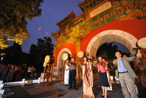 8月7日,與會(huì)嘉賓共同在孔廟國(guó)子監(jiān)博物館放飛蝴蝶。當(dāng)日,首屆北京孔廟國(guó)子監(jiān)國(guó)學(xué)文化節(jié)在孔廟國(guó)子監(jiān)博物館啟動(dòng)。據(jù)介紹,將于9月27日至28日舉辦的首屆北京孔廟國(guó)子監(jiān)國(guó)學(xué)文化節(jié)將圍繞“國(guó)學(xué)圣地、德化天下、人文北京、和諧世界”主題,推出“國(guó)學(xué)高峰論壇”“祭祀孔子”“國(guó)粹儒學(xué)經(jīng)典書畫藝術(shù)展覽”以及“大成禮樂(lè)文藝演出”等系列活動(dòng),打造傳統(tǒng)氣息濃厚、群眾喜聞樂(lè)見(jiàn)的文化精品。新華社記者 羅曉光 攝