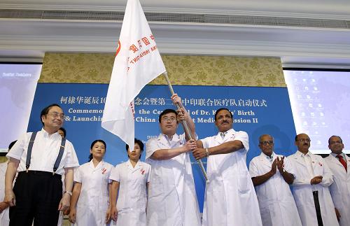 8月17日,第二屆中印聯(lián)合醫(yī)療隊(duì)項(xiàng)目在中國人民對外友好協(xié)會正式啟動。據(jù)了解,此項(xiàng)目是今年慶祝中印建交60周年及紀(jì)念柯棣華誕辰100周年系列活動的組成部分。醫(yī)療隊(duì)由雙方選派的各5位耳鼻喉科醫(yī)生組建,即日起,醫(yī)療隊(duì)將赴河北省,沿著柯棣華大夫當(dāng)年工作過的足跡,開展近一周的義診等醫(yī)務(wù)交流活動,今年12月,中方隊(duì)員還將赴印度進(jìn)行回訪。新華社記者 劉建生 攝