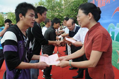 8月17日,貧困學(xué)生(左)在接受資助款。當(dāng)日,貴州今年2000名被錄取的高校貧困家庭學(xué)生每人獲得4000元資助。貴州省今年積極探索新的智力扶貧模式,圍繞“資助一人,脫貧一家”的目標(biāo),實(shí)施“雨露計(jì)劃圓夢(mèng)行動(dòng)”。今年2000名被錄取的全日制普通高校一本貧困家庭學(xué)生,經(jīng)各市(州、地)扶貧、教育、財(cái)政、監(jiān)察、審計(jì)等部門審核后,成為資助對(duì)象。新華社記者 周芙蓉 攝