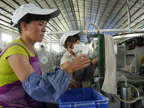 兩名農(nóng)民工在廣西南寧隆安縣華僑工業(yè)園區(qū)一家企業(yè)上班(5月25日攝)。今年以來(lái),廣西安排返鄉(xiāng)農(nóng)民工創(chuàng)業(yè)就業(yè)基金10億元,幫助287.5萬(wàn)名農(nóng)民工重新就業(yè)和8.3萬(wàn)返鄉(xiāng)農(nóng)民工自主創(chuàng)業(yè)。新華社發(fā)(陸波岸 攝)