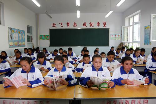 8月27日,來自農(nóng)牧區(qū)的學(xué)生在新疆阿勒泰市第二中學(xué)上課。2010年秋季新學(xué)期伊始,新疆阿勒泰市6個(gè)鄉(xiāng)鎮(zhèn)的1800名農(nóng)牧區(qū)初中生進(jìn)入該市第二中學(xué)和第三中學(xué)就讀,與城市學(xué)生享受同樣的教育條件。學(xué)校為這些學(xué)生統(tǒng)一配備了基本的生活用品,免除書本費(fèi)、食宿費(fèi)等費(fèi)用。新華社發(fā)(張秀科 攝)