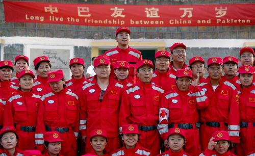 9月14日,剛剛抵達(dá)巴基斯坦南部特達(dá)地區(qū)的中國(guó)國(guó)際救援隊(duì)第二批隊(duì)員與第一批隊(duì)員在駐地合影留念。當(dāng)日,中國(guó)國(guó)際救援隊(duì)第二批隊(duì)員抵達(dá)巴基斯坦南部受災(zāi)最嚴(yán)重的特達(dá)地區(qū),接替于8月27日抵達(dá)巴基斯坦特達(dá)災(zāi)區(qū)的第一批隊(duì)員繼續(xù)進(jìn)行人道主義救援行動(dòng)。新華社記者 周磊 攝