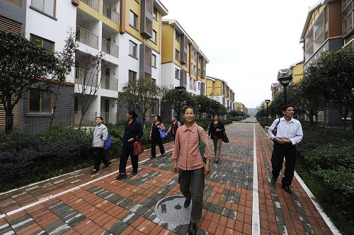 9月25日,北川當(dāng)?shù)厝罕娫谛驴h城參觀。新華社記者 江宏景 攝