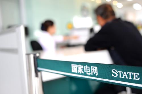 10月9日,一名連云港市民在營業(yè)廳辦理用電業(yè)務(wù)。當(dāng)日,國家發(fā)展和改革委員會公布《關(guān)于居民生活用電實(shí)行階梯電價的指導(dǎo)意見(征求意見稿)》,其中就電量檔次劃分提供了兩個選擇方案。公開征求意見的時間為10月9日至21日。居民用電實(shí)行階梯電價制度是指將現(xiàn)行單一形式的居民電價,改為按照電力消費(fèi)量分段定價,居民用電越多,支付的電價水平呈階梯狀逐級遞增的一種電價定價機(jī)制。新華社發(fā)