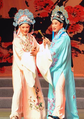 11月2日,“梅花獎(jiǎng)”獲得者單仰萍(左)、李政成聯(lián)袂演出越劇《梁祝·十八相送》選段。當(dāng)日,第四屆長(zhǎng)江流域戲劇藝術(shù)節(jié)在江蘇張家港開(kāi)幕,15位全國(guó)戲劇“梅花獎(jiǎng)”得主為觀眾奉上了精彩劇目。在為期兩周的藝術(shù)節(jié)期間,來(lái)自12個(gè)省區(qū)市的演員將演出不同劇種的優(yōu)秀劇目,展示長(zhǎng)江流域傳統(tǒng)戲劇的精彩魅力。新華社記者 陳琪 攝