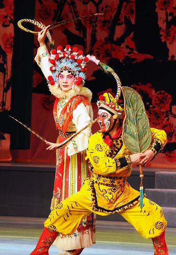11月2日,“梅花獎(jiǎng)”獲得者翁國(guó)生(右)、谷好好聯(lián)袂表演昆曲《西游記·借扇》選段。新華社記者 陳琪 攝