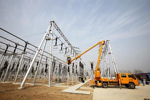 11月5日,在京滬高鐵宿州段供電工程墉橋開(kāi)關(guān)站,電力員工在做檢查收尾工作。當(dāng)日,京滬高鐵安徽宿州(桃溝)牽引站供電工程——220千伏墉橋開(kāi)關(guān)站竣工并通過(guò)驗(yàn)收。京滬高鐵設(shè)計(jì)時(shí)速為350公里,全長(zhǎng)1318公里,有望于2011年年底開(kāi)通運(yùn)營(yíng)。新華社發(fā)