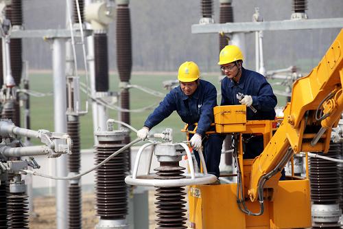 11月5日,在京滬高鐵宿州段供電工程墉橋開(kāi)關(guān)站,電力員工在做檢查收尾工作。新華社發(fā)