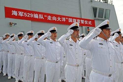 11月6日,“舟山”艦官兵向國(guó)旗宣誓。經(jīng)過四天四夜的連續(xù)航行,海軍第七批護(hù)航編隊(duì)今天跨越祖國(guó)傳統(tǒng)海疆線,向著亞丁灣、索馬里海域繼續(xù)前進(jìn)。編隊(duì)在跨越祖國(guó)傳統(tǒng)海疆線時(shí),舉行了“走向大洋”宣誓儀式。每當(dāng)艦艇跨越祖國(guó)傳統(tǒng)海疆線時(shí)都要舉行隆重的宣誓儀式,這是人民海軍的一個(gè)優(yōu)良傳統(tǒng)。作為海軍遠(yuǎn)航文化的一種重要形式,宣誓儀式表達(dá)的是海軍官兵對(duì)祖國(guó)的深深眷念和不辱使命、不負(fù)重托的堅(jiān)強(qiáng)決心。新華社記者范軍威 攝