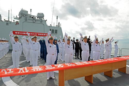 11月6日,“舟山”艦官兵向祖國(guó)揮手再見。新華社記者 范軍威 攝