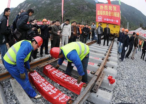 這是2009年3月8日,建設(shè)者在為溫福鐵路全線鋪通儀式做準(zhǔn)備。當(dāng)日,隨著最后一節(jié)長(zhǎng)鋼軌在新建的福建寧德白琳特大鐵路橋上鋪設(shè)就位,溫福鐵路全線鋪通。連接溫州和福州的溫福鐵路,新建線路全長(zhǎng)298.4公里,設(shè)計(jì)旅客列車(chē)速度200公里/小時(shí)。新華社記者 姜克紅 攝