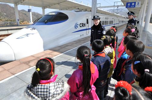 2010年3月16日,合肥鐵路公安處金寨火車(chē)站民警帶著三灣小學(xué)的山里孩子,第一次零距離感受鐵路、參觀動(dòng)車(chē),接受鐵路安全知識(shí)教育。合(肥)武(漢)鐵路是穿越大別山革命老區(qū)的第一條高速鐵路,2009年4月1日正式開(kāi)通。新華社記者 王雷 攝