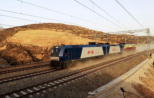 12月7日,在太中銀鐵路山西呂梁段,鐵路檢測(cè)車對(duì)接觸網(wǎng)線路進(jìn)行通車前的帶電熱滑試驗(yàn)和動(dòng)態(tài)檢測(cè)。當(dāng)日,由中鐵電氣化局施工的太(原)中(衛(wèi))銀(川)電氣化鐵路山西段電氣化接觸網(wǎng)線路一次送電成功。太中銀鐵路全長(zhǎng)944公里,穿呂梁山脈,跨越黃河,橫貫山西、陜西、寧夏三省區(qū),是連接我國(guó)華北、西北的一條快速便捷通道。工程有望于2011年元旦全線通車。屆時(shí),山西呂梁革命老區(qū)將告別無(wú)電氣化鐵路客運(yùn)的歷史。新華社發(fā)(張寶柱 攝)