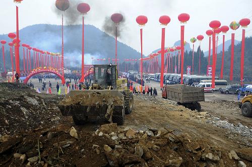 這是12月18日在湖北省宣恩縣椒園村拍攝的湖北恩來(恩施至來鳳)、恩黔(恩施至重慶黔江)高速公路湖北段控制性工程開工儀式現(xiàn)場。當日,湖北恩來(恩施至來鳳)、恩黔(恩施至重慶黔江)高速公路控制性工程開工。這兩條高速公路在湖北境內(nèi)全長168.8公里,其中共用段約32公里,設(shè)計速度均為80公里/小時,按4車道高速公路標準建設(shè),總建設(shè)工期48個月。新華社發(fā)(田丹 攝)